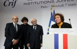 Beate Klarsfeld à la tribune lors du diner du Crif, s'exprime devant son mari Serge Klarsfeld (3è d), son fils Arno Klarsfeld (c) et le président du Crif Francis Kalifat (g), le 7 mars 2018, à Paris