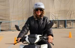 Mona apprend à conduire une moto dans un centre d'entraînement du nord de Téhéran, le 7 décembre 2025 en Iran