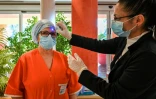 Contrôle de température d'une infirmière au service des soins intensifs de l'hôpital Casalpalocco près de Rome, le 18  mars 2020