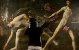 La restauratrice d'art Sophie Jarrosson travaille sur un tableau qui pourrait être une version authentique du tableau "Atalante et Hippomène" du peintre baroque italien du XVIIe siècle Guido Reni, lors d'une présentation à la presse à Libourne, le 25 février 2025 en Gironde