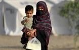 Une réfugiée afghane, expulsée du Pakistan, porte un enfant dans ses bras près du camp de Torkham, dans la province de Nangarhar, près de la frontière afghano-pakistanaise, le 20 avril 2025
