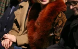 La rédactrice en chef du magazine américain Vogue Anna Wintour assiste au défilé Alexander McQueen à la Fashion Week de Londres, le 21 février 2016