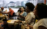 Le groupe féminin de la samba, Moca Prosa, chante sur une plage de Rio de Janeiro, le 24 novembre 2016