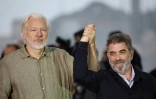 Le fondateur de Wikileaks Julian Assange et le réalisateur américain Eugene Jarecki, le 20 mai 2025 au festival de Cannes