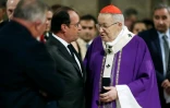 François Hollande s'entretient avec l'archevêque de Paris le cardinal André Vingt-trois (d) avant la messe en hommage au prêtre tué de Saint-Etienne-de-Rouvray, le 27 juillet 2016 à Notre Dame de Paris