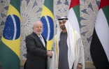 Le président des Emirats arabes unis Cheikh Mohammed ben Zayed Al Nahyane (D) et son homologue brésilien Luiz Inacio Lula da Silva le 15 avril 2023 à Abou Dabi