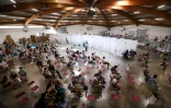 Des personnes attendent au centre de vaccination à Perpignan, le 18 juillet 2021