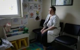 L'infirmière Céline Cazaux dans une salle de l'unité d'accueil pour enfants en danger (Uaped) installée dans le centre hospitalier sud francilien (CHSF) à Corbeil-Essonnes, près de Paris, le 30 juin 2026
