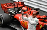 Le Britannique Lewis Hamilton remporte le GP de Monaco le 26 mai 2019 et montre le nom de Niki Lauda sur son casque