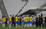 Les joueurs brésiliens regroupés sur la pelouse après l'interruption du match contre l'Argentine due à la violation du protocole anticovid, le 5 septembre 2021 à Sao Paulo