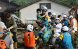 Evacuation d'habitants de Kurume après des fortes pluies qui ont provoqué des inondations, dans la région de Fukuoka, le 10 juillet 2023 au Japon
