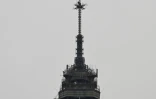 Une antenne radio de six mètres de hauteur est hélitreuillée au sommet de la Tour Eiffel, le 15 mars 2022 à Paris