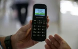 Un combiné de téléphone utilisé par des résidents d'un Ehpad, atteints de la maladie d'Alzheimer, pour converser avec une IA baptisée Livana, le 17 septembre 2026 à Septfonds, dans le Tarn-et-Garonne