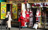 Une passante devant une boutique vendant des costumes de père Noël, à Paris, le 10 décembre 2020