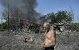 Un habitant devant une maison détruite par une frappe de missile à Myrnohrad, dans la région de Donetsk, le 21 août 2024 en Ukraine