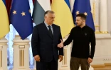 Le président ukrainien Volodymyr Zelensky (d) et le Premier ministre hongrois Viktor Orban, à Kiev, le 2 juillet 2024