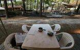 Une table en plastique et du matériel de camping calciné au camping "Le Grand Crohot Ocean", à Lège-Cap-Ferret, en Gironde, le 27 juillet 2026