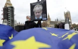 Des manifestants brandissent un drapeau de l'UE et une pancarte demandant la démission de Boris Johnson à Londres, le 8 décembre 2021