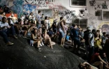 Des gens écoute de la samba à Rio de Janeiro, le 21 novembre 2016