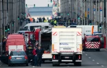 La police belge et les services de secours arrivent en force le 22 mars 2016 à la station de métro de Maalbeek, à Bruxelles où une explosion a fait plusieurs blessés