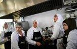 Fatima et ses filles et Reem préparent des plats dans leur restaurant 'Mezze' à Lisbonne le 15 septembre 2017