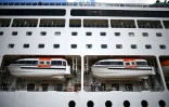 Des passagers à bord du paquebot confiné à Bordeaux, le 13 mai 2026
