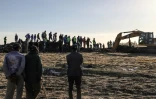 Des excavatrices fouillent le sol après le crash d'un avion d'Ethiopian Airlines près de Bishoftu, à 60 km au sud-est d'Addis Abeba, le 10 mars 2019