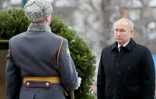 Le président russe Vladimir Poutine assiste à une cérémonie de dépôt de gerbes sur la tombe du soldat inconnu, près du Kremlin, à l'occasion de la journée célébrant les forces armées russes, à Moscou, le 23 février 2024