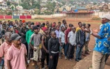 Des volontaires se font enregistrer comme membres d'un groupe patriote swahili pour combattre aux côtés de l'armée de la République démocratique du Congo face au M23, dans un stade de Bukavu, le 31 janvier 2025.