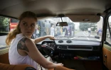 Jovana Stojiljkovic, une des dirigeantes du tour-opérateur Yugotour, au volant d'une "Zastava 101", le 25 mai 2018 à Belgrade