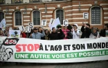 Des membres des associations opposées au projet d'autoroute A69 entre Castres et Toulouse manifestent à Toulouse, le 27 février 2025 en Haute-Garonne