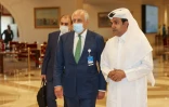 L'envoyé spécial des Etats-Unis pour l'Afghanistan, Zalmay Khalilzad (c), et le représentant du Qatar pour l'antiterrorisme, Mutlaq al-Qahtani (d), en marge d'une réunion internationale sur l'Afghanistan à Doha, le 10 août 2021