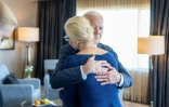 Photo diffusée par la Maison Blanche, le 22 février 2024, du président américain Joe Biden serrant dans ses bras Ioulia Navalnaïa, la veuve de l'opposant russe Alexeï Navalny, mort en prison, lors d'une rencontre à San Francisco, en Californie