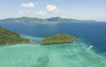 Vue aérienne d'une partie du lagon entourant Mayotte, le 30 avril 2023