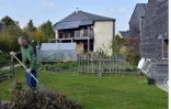 Hubert Cherré nettoie le jardin de sa maison écologique construite à Hédé-Bazouges, en Bretagne, le 15 octobre 2015