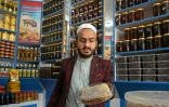 Un vendeur de miel et de produits de la ruche dans son magasin de Chamkanni, à la périphérie de Peshawar, le 4 février 2025 au Pakistan