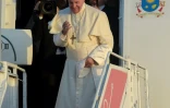 Le pape François embarque à bord de l'avion pour le Vatican après les JMJ à Panama City, le 27 janvier 2019