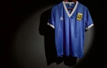 Le maillot porté par l'Argentin Diego Maradona, lors de la victoire, 2-1 face à l'Angleterre en quart de finale de la Coupe du monde, le 22 juin 1986 à Mexico, sera mis aux enchères sur internet (du 20 avril au 4 mai) par Sotheby's