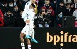 Le défenseur Presnel Kimpembe félicité par Kylian Mbappé après son but, le 2e du PSG contre Lille à Villeneuve-d'Ascq, le 6 février 2022