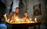 Des soldats arméniens allument des cierges le 12 novembre 2020 dans le monastère de Dadivank en l'honneur de leurs camarades tombés durant le conflit au Nagorny Karabakh