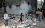 Des enfants dans des décombres laissés par un bombardement israélien dans le camp de Bureij, dans le centre de la bande de Gaza, le 26 mars 2025