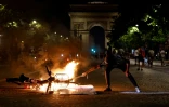 Une bicyclette en flammes sur les Champs-Elysées à Paris le 30 mai 2026