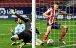 L'attaquant argentin du Celta Vigo, Facundo Ferreyra (g), égalise lors du match de Liga contre l'Atlético de Madrid, à Madrid, le 8 février 2021