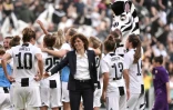L'entraîneure de la Juventus Rita Guarino (c) congratule son équipe après la victoire face à la Fiorentina en Serie A, le 24 mars 2019 à Turin