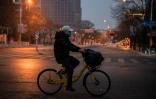Un cycliste dans les rues de Pékin, le 28 janvier 2020