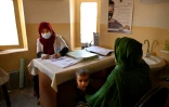 La sage-femme Husna (g) reçoit en consultation une patiente et son enfant dans une maternité du district de Dand, dans la province de Kandahar, le 1er octobre 2020 en Afghanistan
