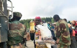 Des villageois reçoivent de la nourriture à Chimanimani  après le passage du cyclone Idai, le 18 mars 2019 au Zimbabwe
