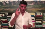 L'opposant Leopoldo Lopez adresse un message Ă ses partisans depuis son domicile, le 26 juillet 2017 Ă Caracas