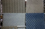 Des tapis contemporains azerbaïdjanais à motifs géométriques exposés à Téhéran, le 26 août 2022