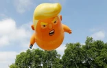 Un poupon géant gonflable caricaturant le président américain Donald Trump lors d'une manifestation devant le Parlement à Londres, le 13 juillet 2018, pour protester contre la visite du dirigeant au Royaume-Uni